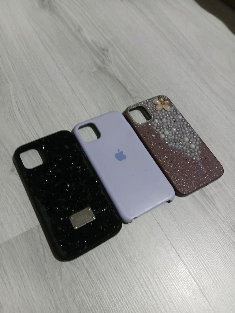 Iphone 11 kılıf ve yanında kulaklık hediyem