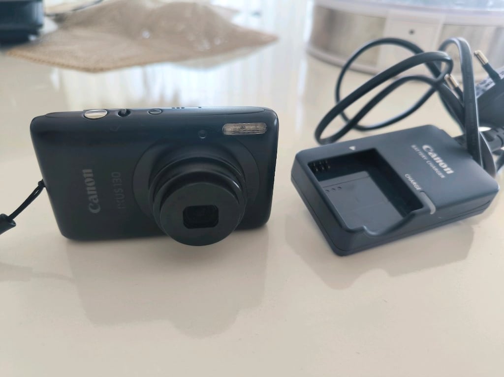 Canon IXUS 130 Dijital Fotoğraf Makinesi | Şarj Cihazı + 4 GB Hafıza K - 5