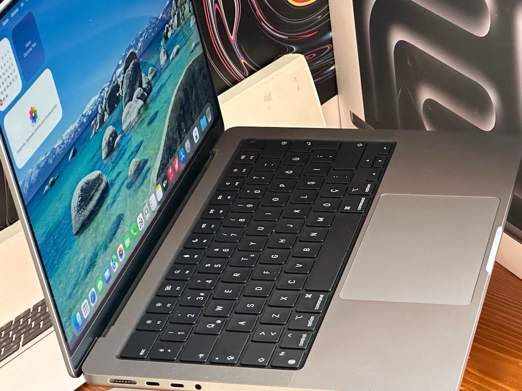 Macbook pro M3 çipli 512 gb ssd 8 gb ram pil saülığı çok iyi 14” - 9