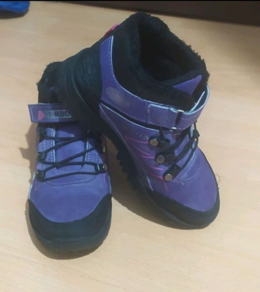 Mor renkli çocuk outdoor bot
