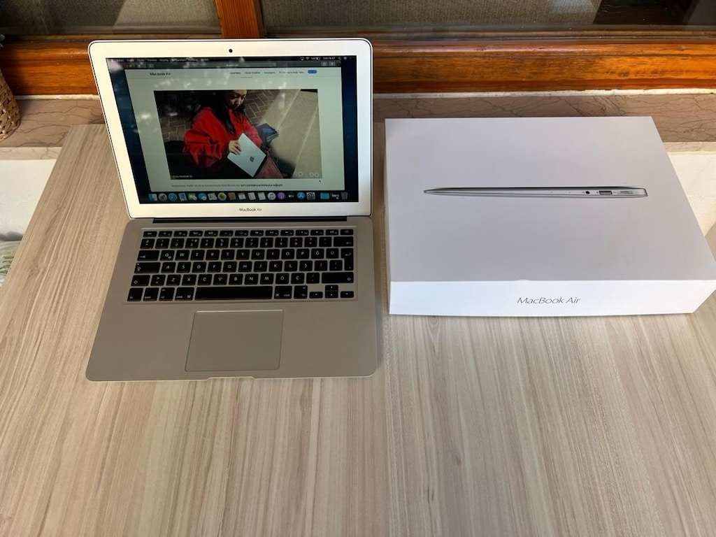 Apple MacBook Air 13.3” i5-5250 8gb Ram 128gb - 13