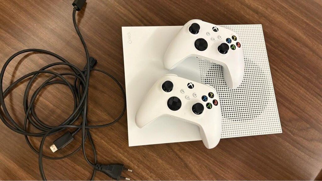 Xbox one s 1TB + 2 kol - 3