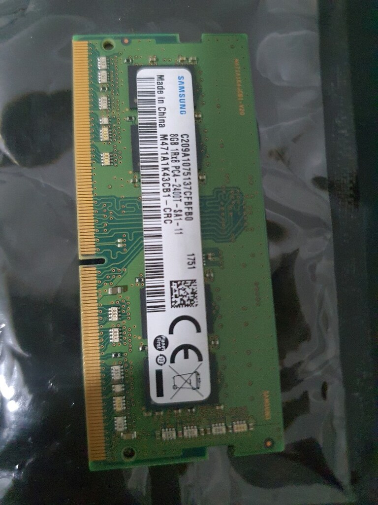 Samsung 8 GB DDR4 2400 MHz SODIMM Laptop RAM PC4-2400T - 3