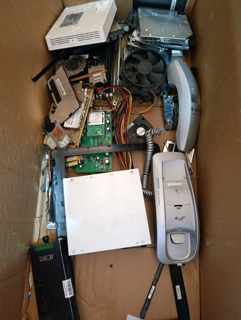 Bir sürü elektronik ve bilgisayar hurdası - 4