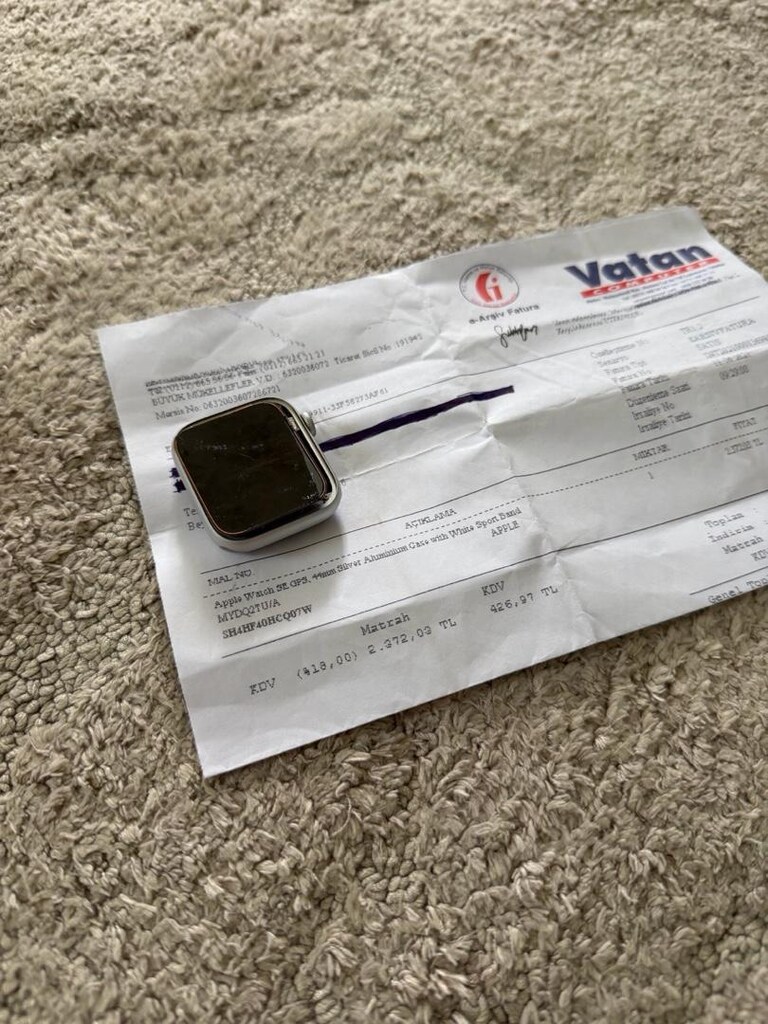 Apple Watch SE 44 mm ekran hasarlı