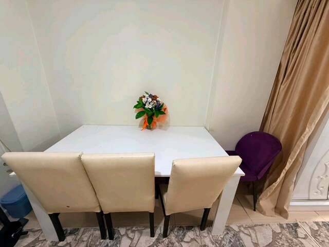 Açılır Beyaz Yemek masası ve 3 adet bej sandalye