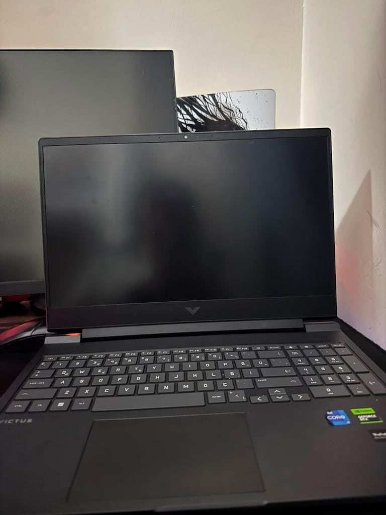 ACİL HP VİCTUS V16 4060
