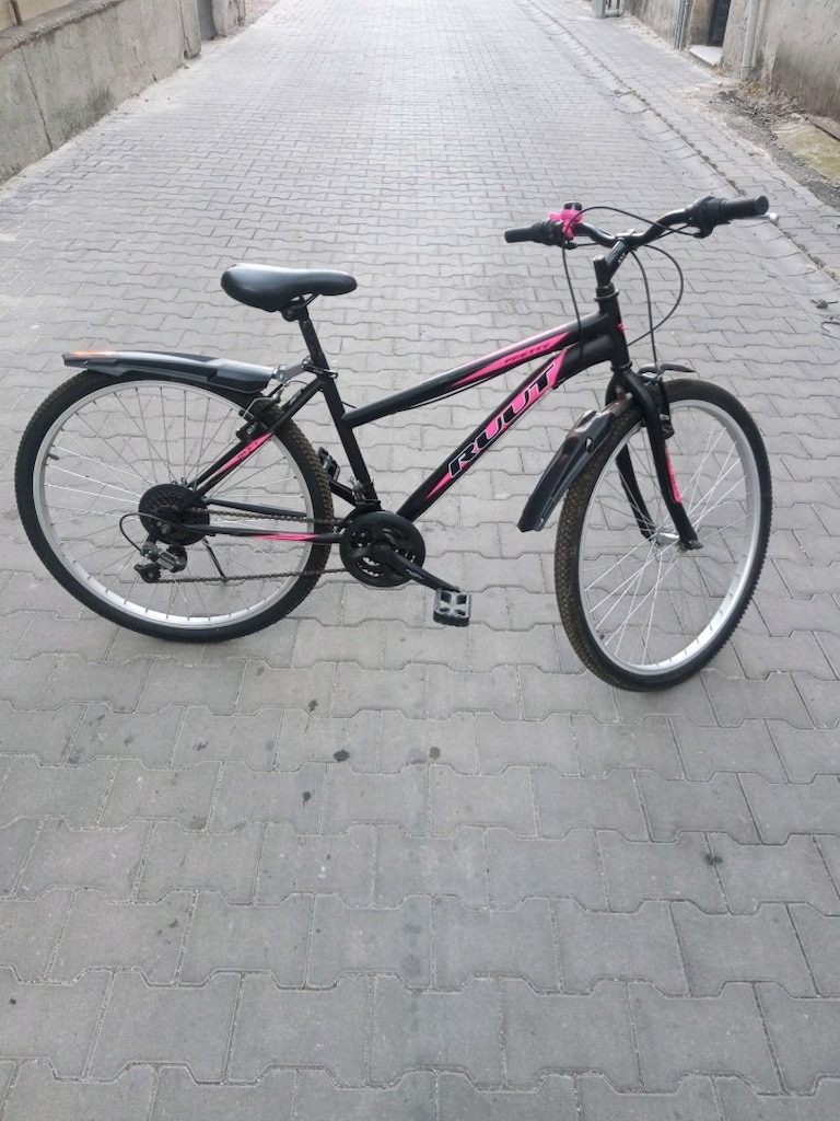 Sıfır ayarında az kullanılmış Ruut marka 26 Jant 21 vites bisiklet.