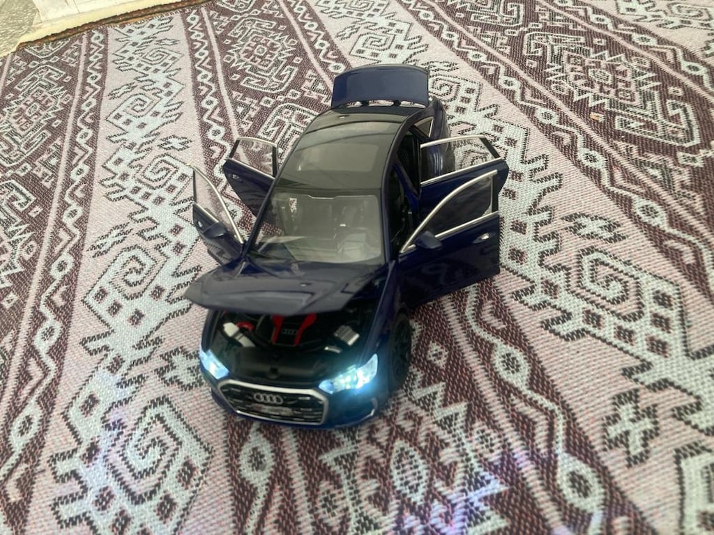 1.24 ölçek işikli sesli araba