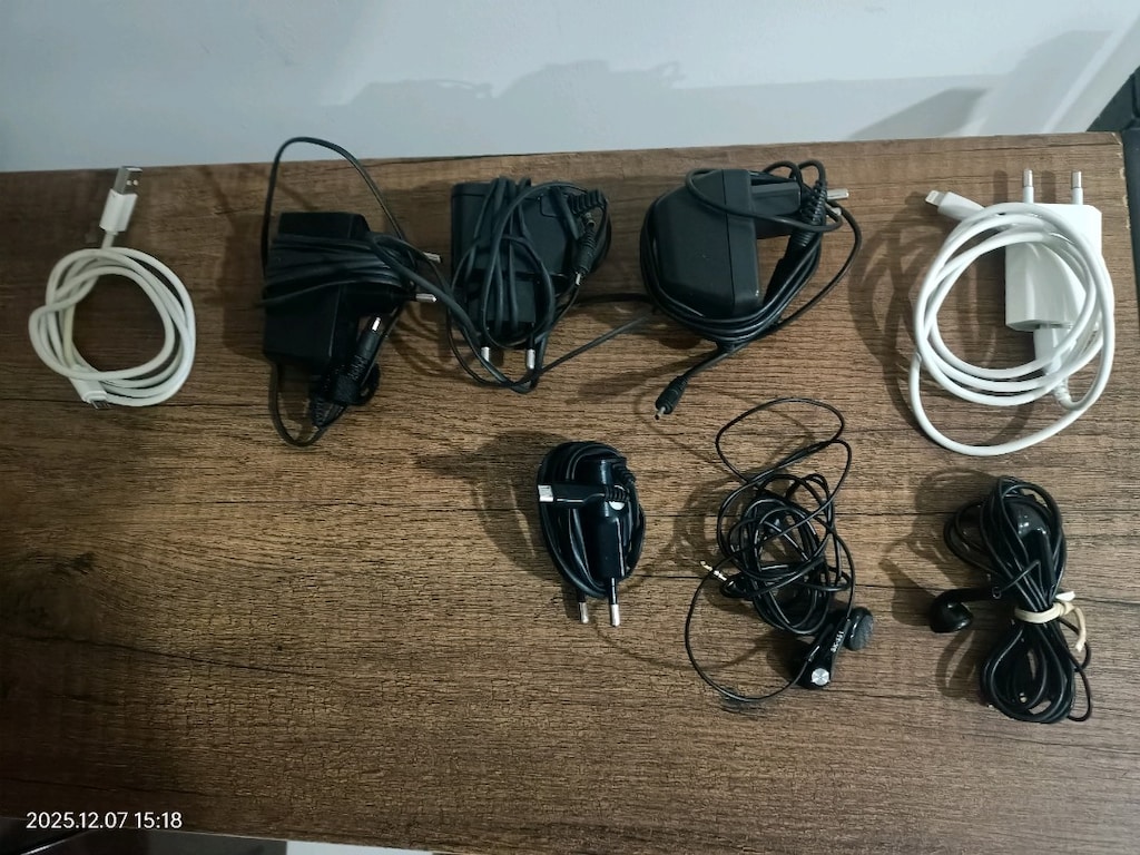 ESKİ VE YENİ CEP TELEFON ŞARJ ÇİHAZLARI VE KULAKLIKLA - 10