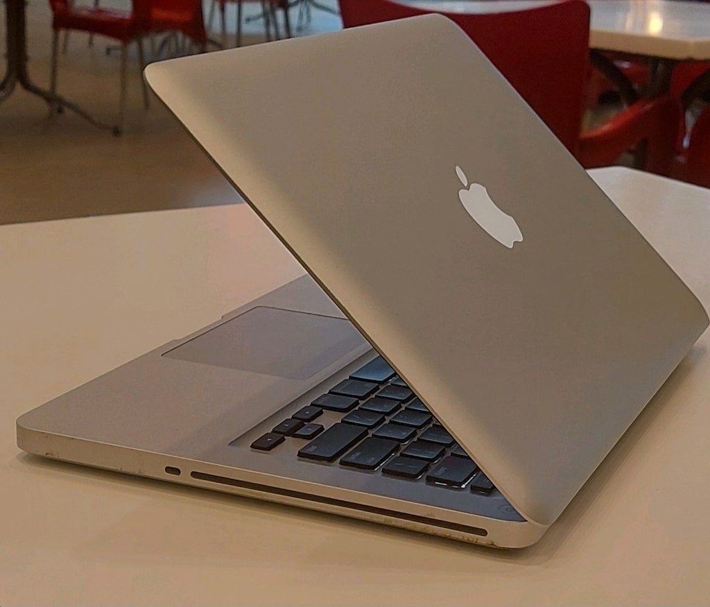 Apple MacBook Pro (13-inch, Mid 2010) - Model 7,1 - 2
