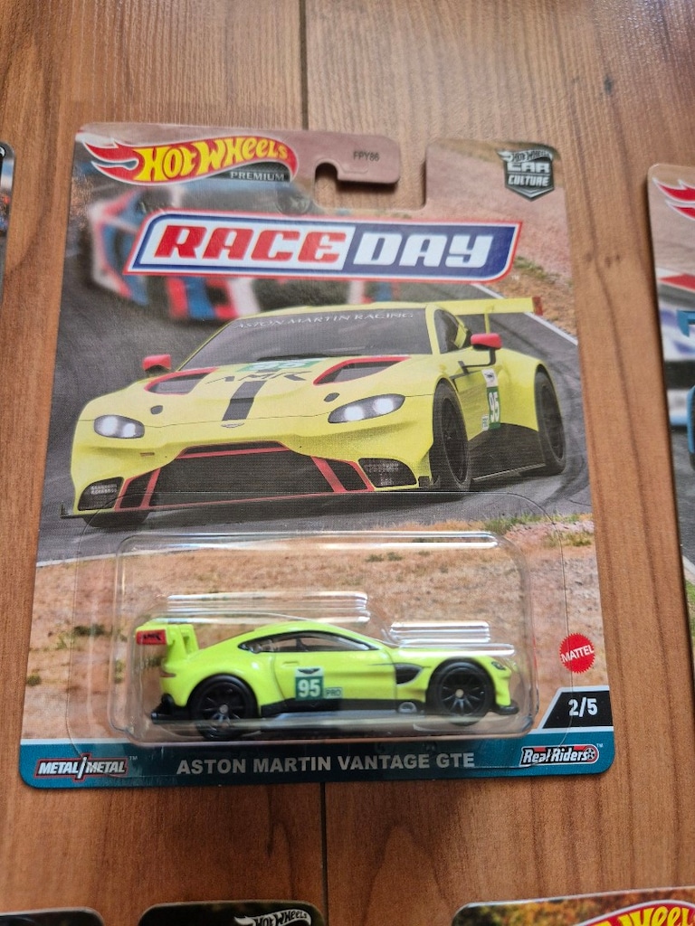 Hot Wheels Car Culture premium realriders Race Day diecast set - 3