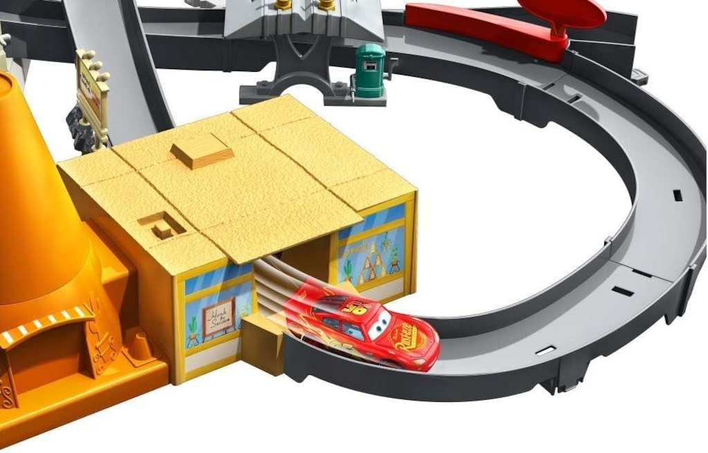 Disney Cars GGL47 Radiator Springs Yarış Seti - 7