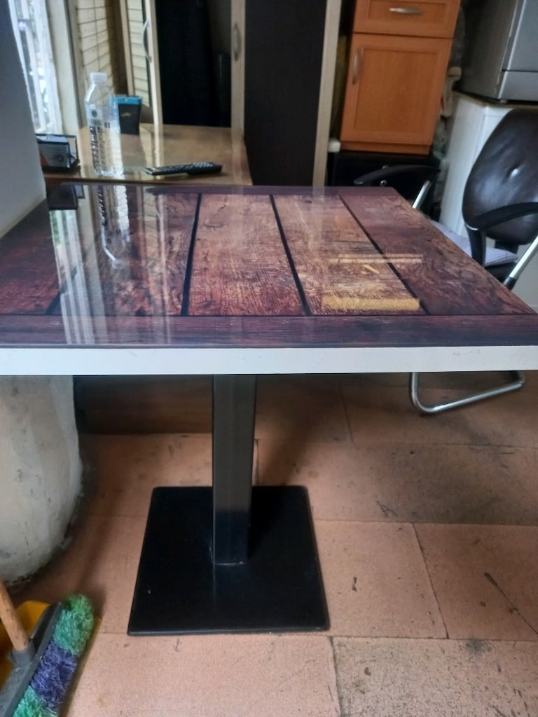 Camlı metal ayaklı masa 70/70 cm yerden yükseklik 75 cm ATAŞEHİR