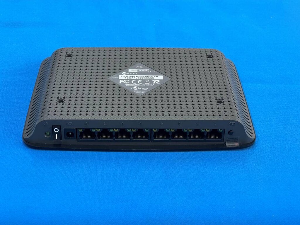 Linksys SE2800 8-Port Gigabit Ethernet Switch - 4
