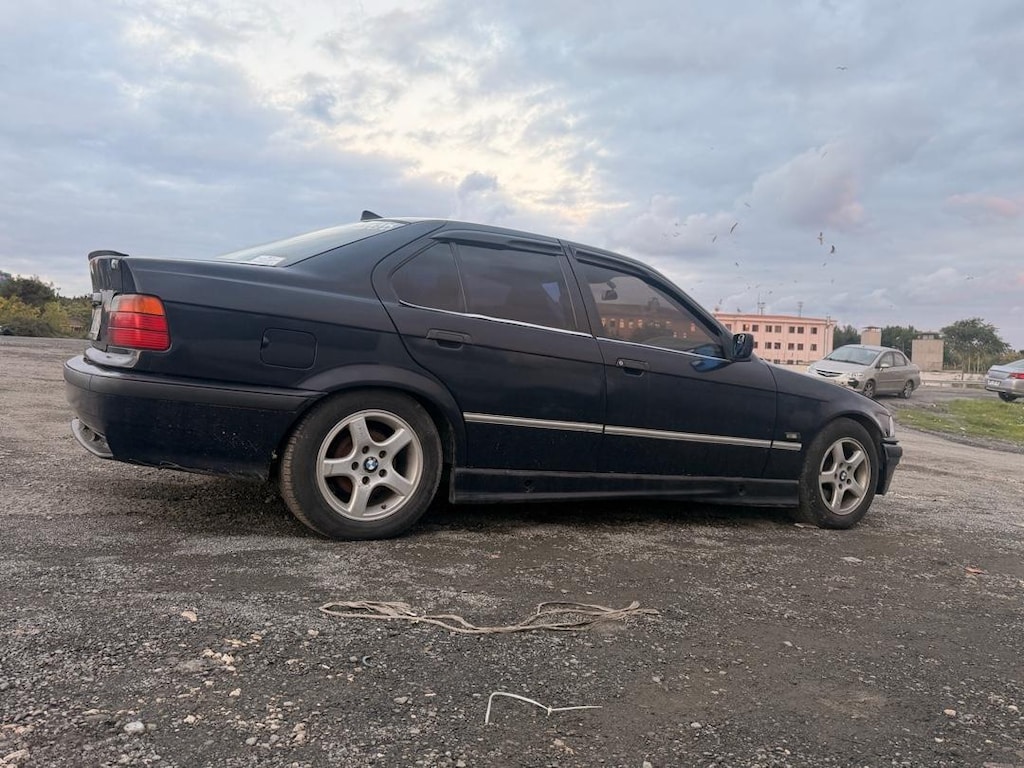 BMW 318 is 1994 model - 7