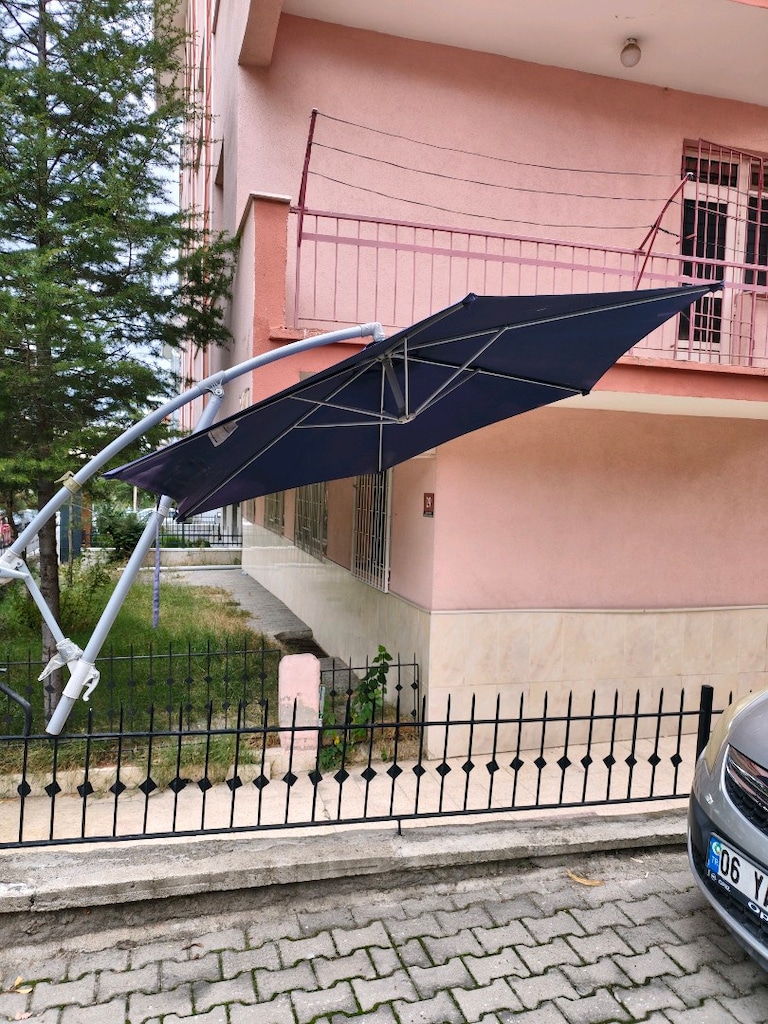BAHÇE ve balkon ve kafe şemsiye