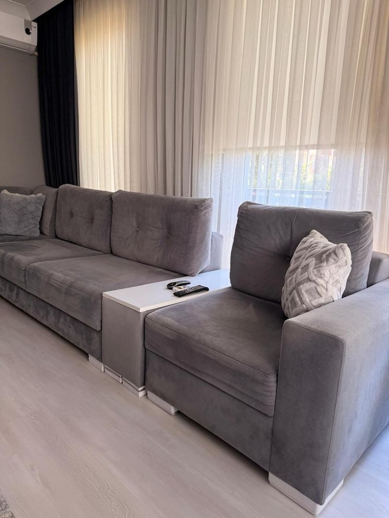 1 Gri yataklı köşe takımı + 1 Tekli Koltuk+ 1 Puf+ 2 ara sehpa tay tüy - 11
