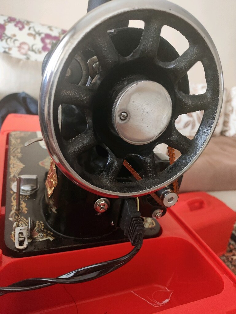 Vintage / Antika Dikiş Makinesi — Metal Gövde - 5