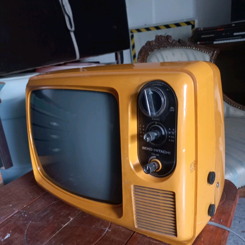 turuncu siyah beyaz tv - 3
