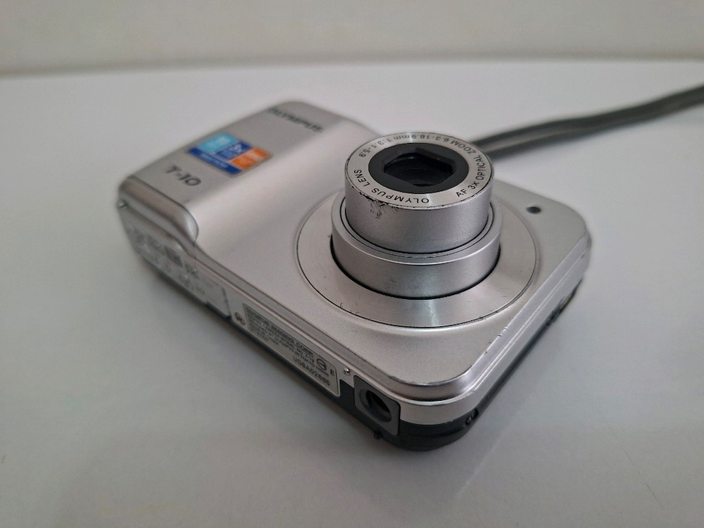 Olympus T-10 Dijital Fotoğraf Makinesi 10.0 Megapiksel 3x Zoom Gümüş - 3