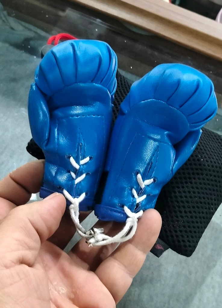 Mini boks eldiveni araba süsü - 5