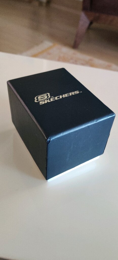 Orijinal Skechers Saat Kutusu. Yastık ve kitapçık mevcut.