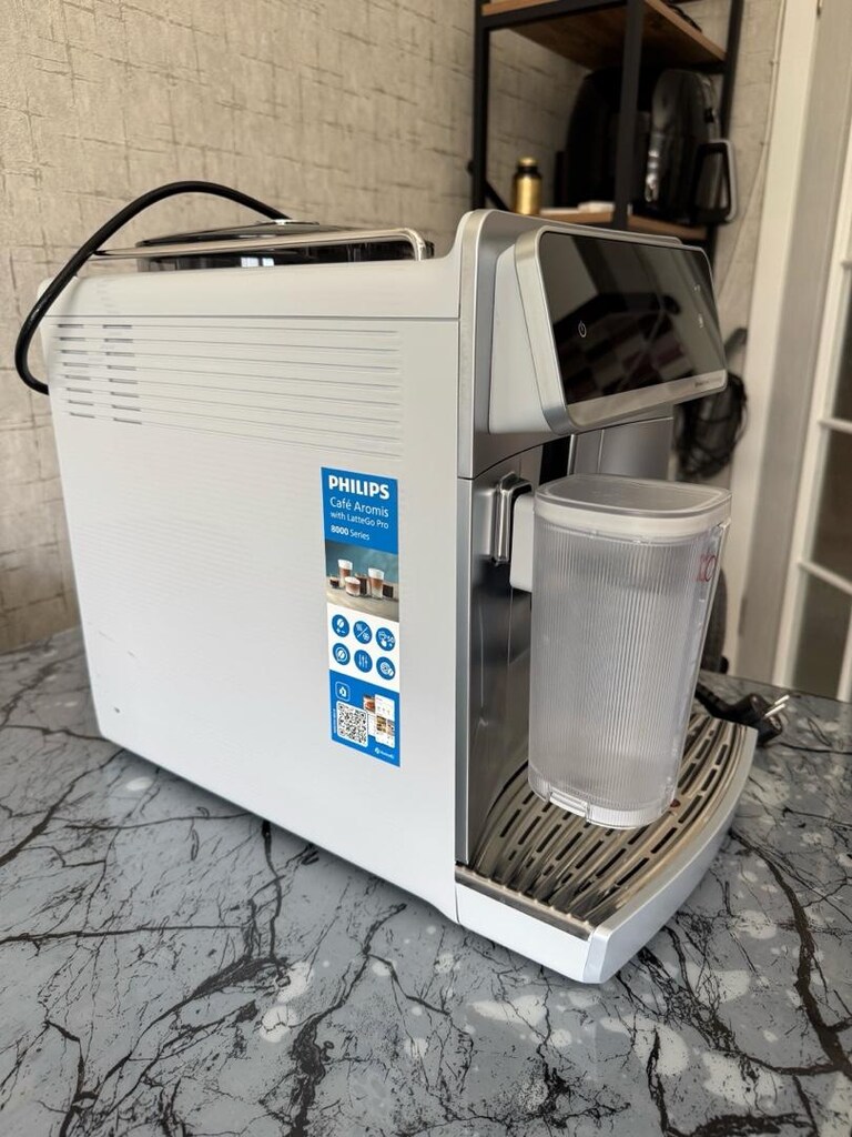 PHILIPS 8000 Serisi LatteGo Pro Café Aromis Kahve Makinesi - 8