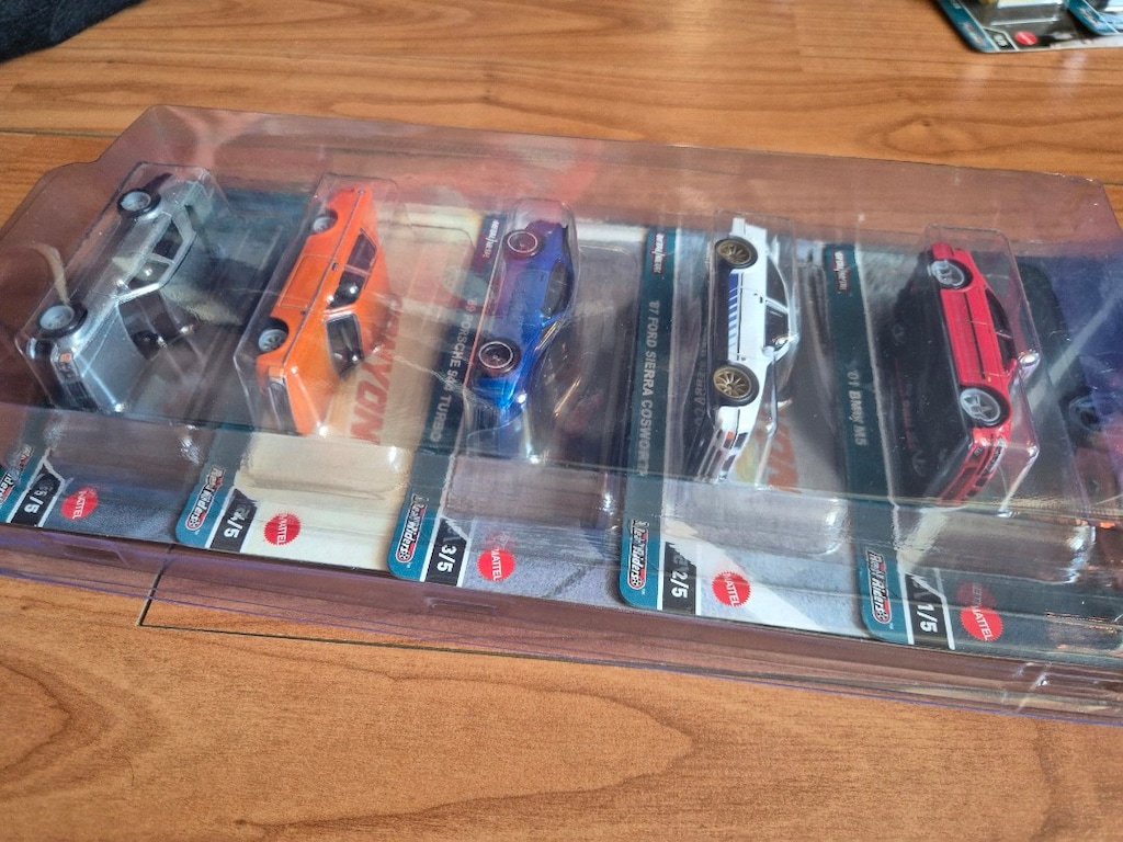 Hot Wheels premium realriders Car Culture Canyon diecast set - 10