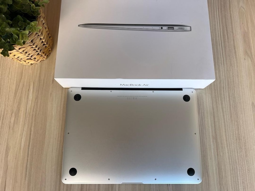 Apple MacBook Air 13.3” i5-5250 8gb Ram 128gb - 6