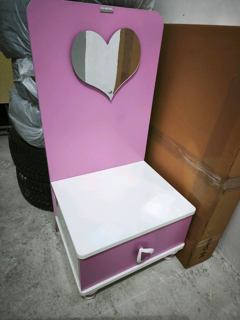 pembe çocuk odası komodin ve yatak başlığı sıkıntısı yok