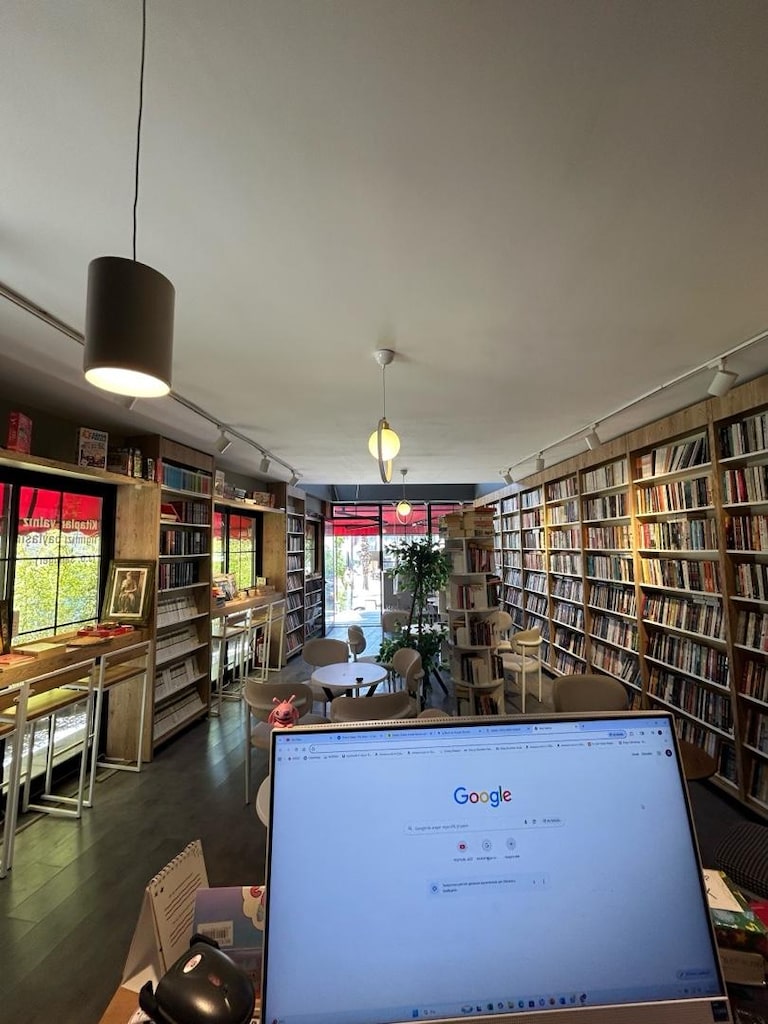 Komple eşyaları satılık kitap kafe ekipmanları