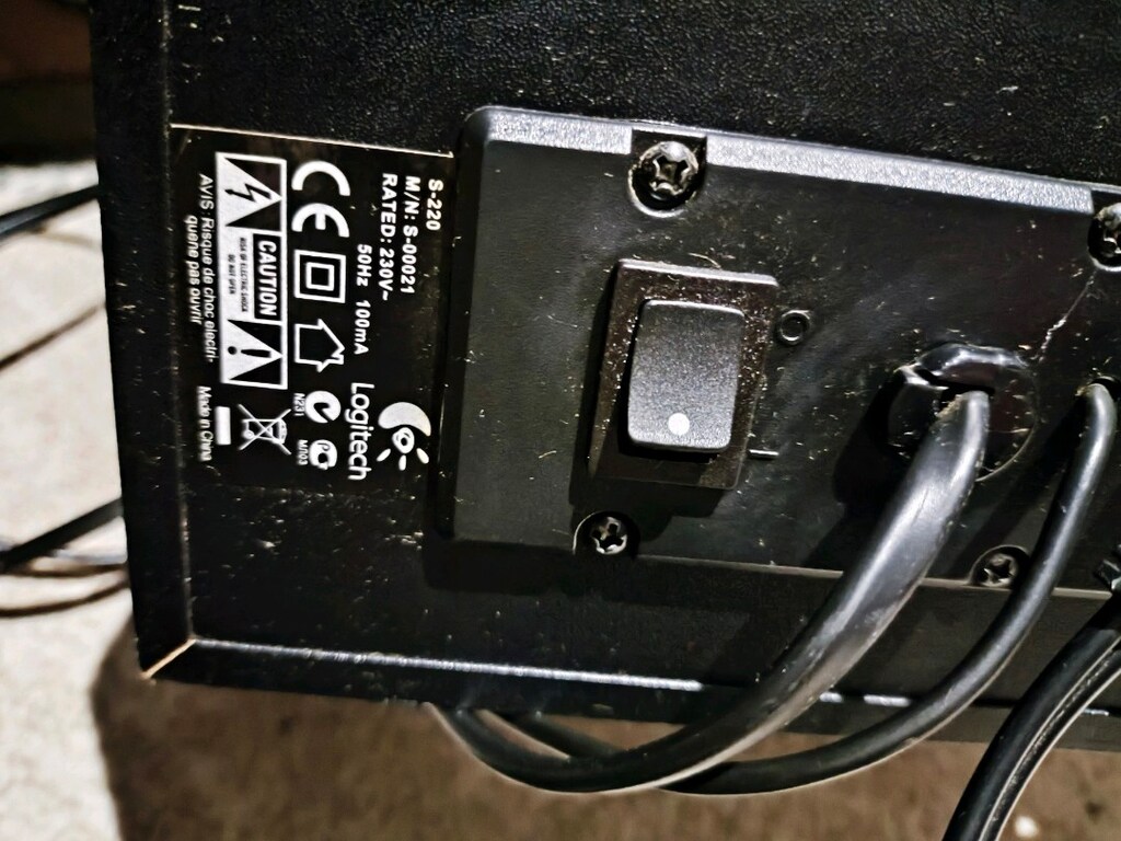 Logitech S-220 model 2.1 hoparlör sisteminin subwoofer ünitesidir. - 3
