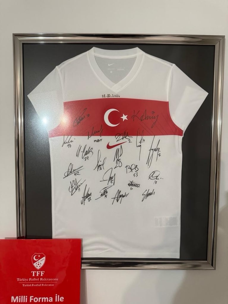 Milli Takım imzalı forma
