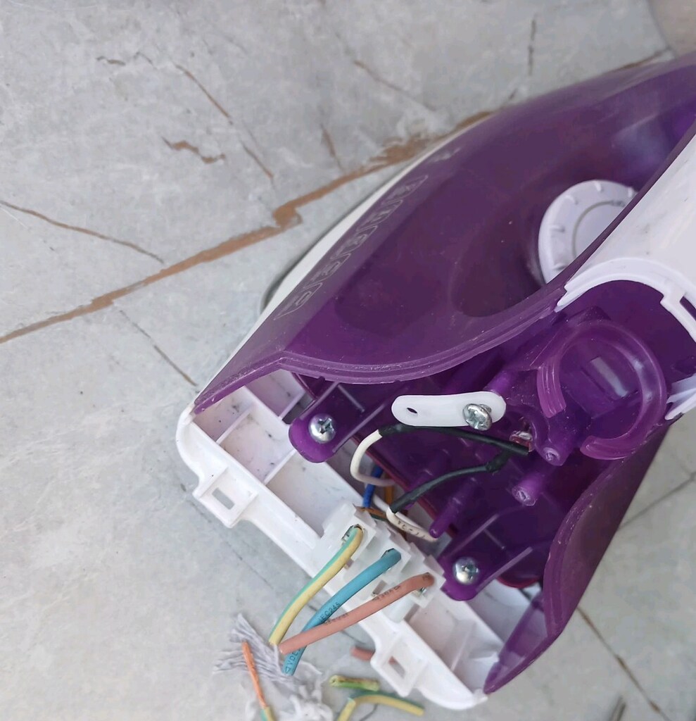Arzum Peta 2400W Ütü - Tamir Gerektiren / Yedek Parça Olarak - 2