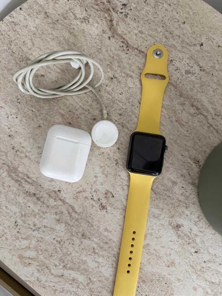 Apple Watch 3 & Airpods - 2