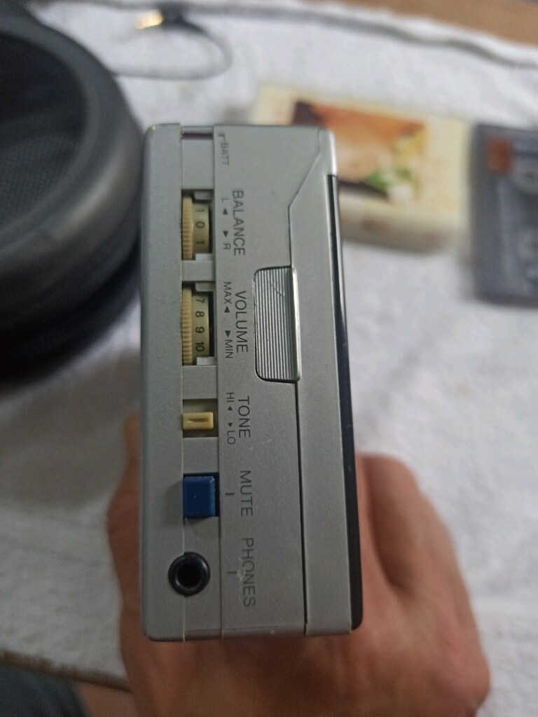 Sanyo M-G12 Walkman - 7