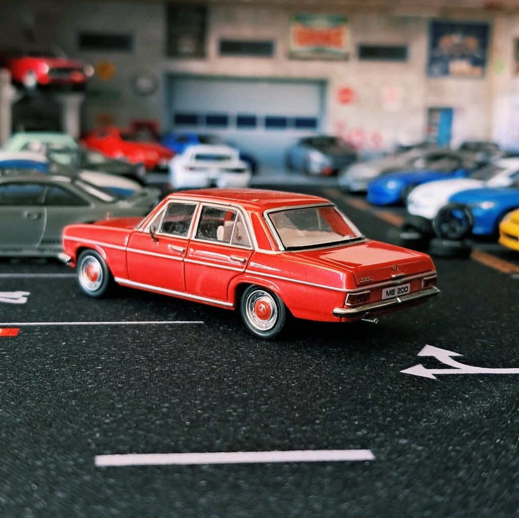 Mercedes Benz 200 W114 maxwell 1/64 diecast - 4