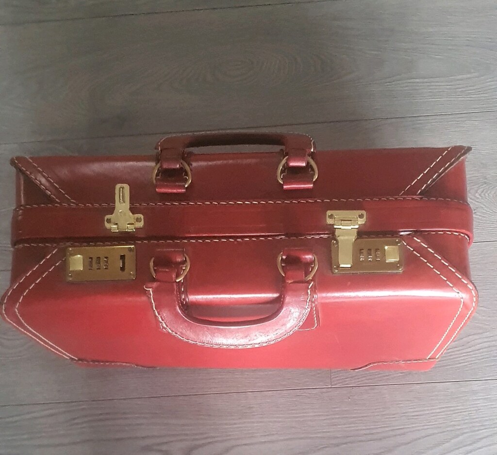 Vintage esintili kırmızı renkli deri bir dekoratif/seyahat valizidir. - 6