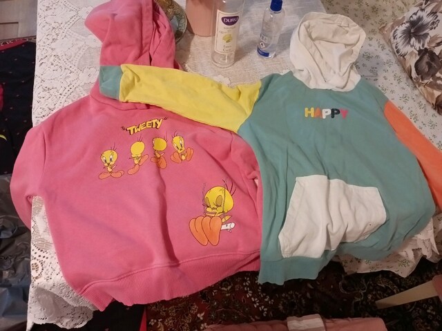 iki adet kız çocuk kapüşonlu sweatshirt
