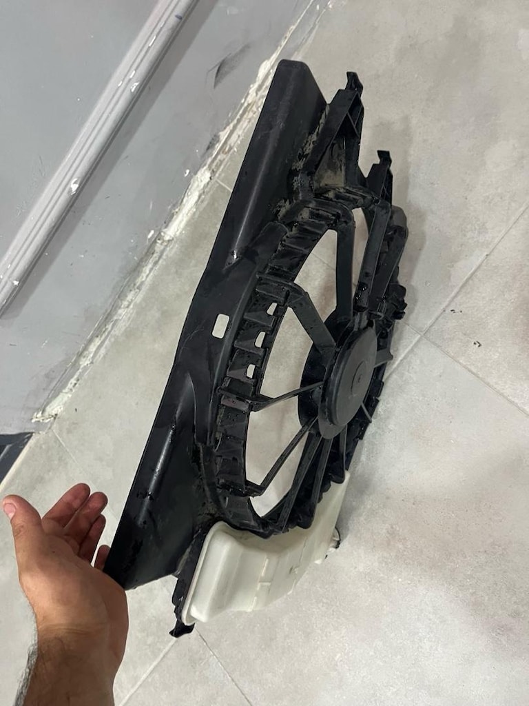 Hyundai i20 Fan çerçevesi - 3