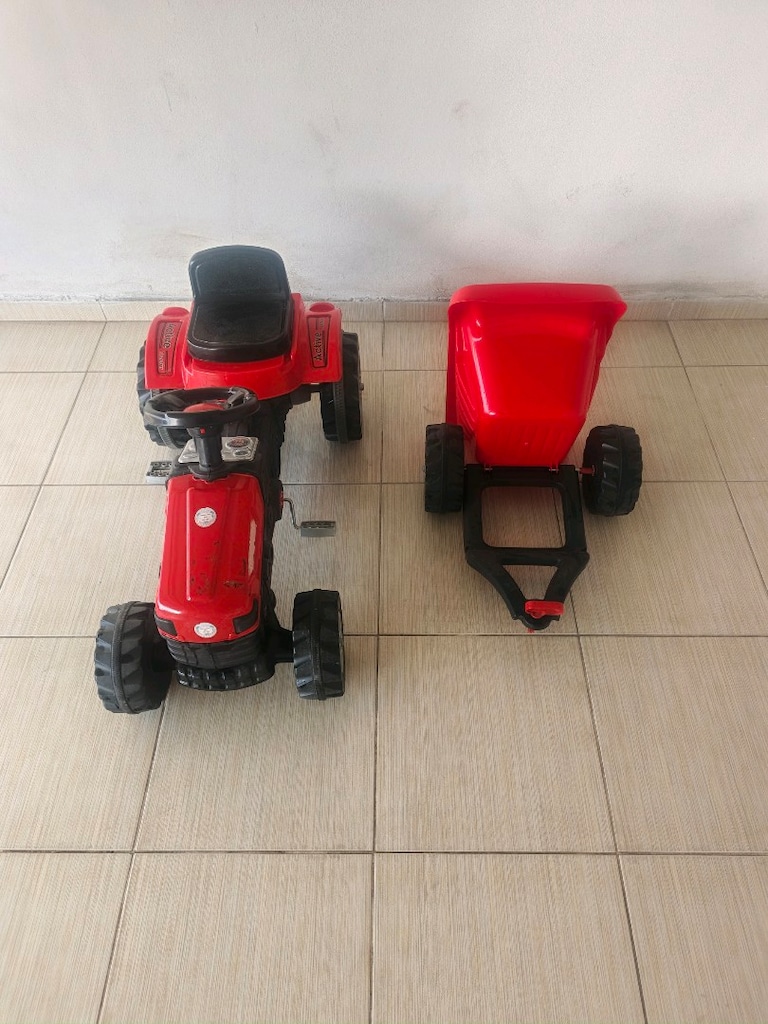 Pedallı az kullanılmış vagonlu traktör. - 4