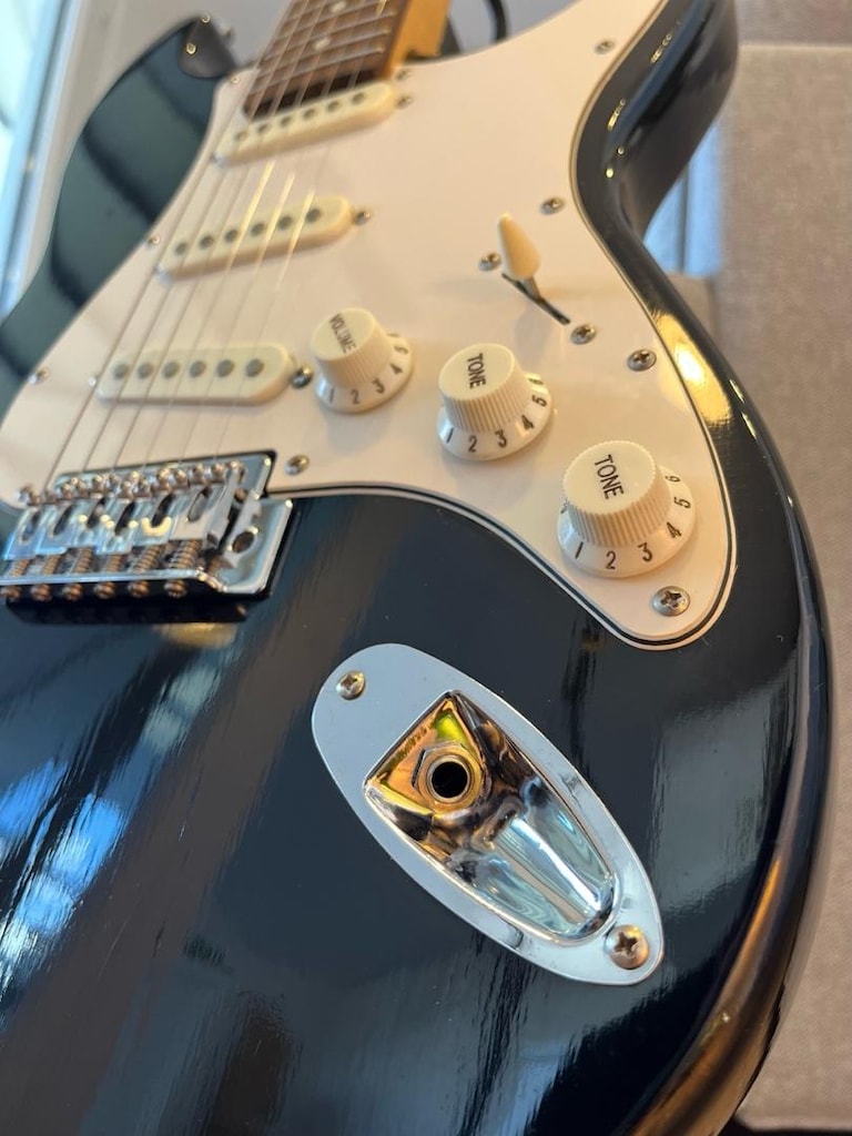FULL SET STRAT KASA ELEKTRO GİTAR, PİLLİ AMFİ, KEMER, KABLO vs - 2