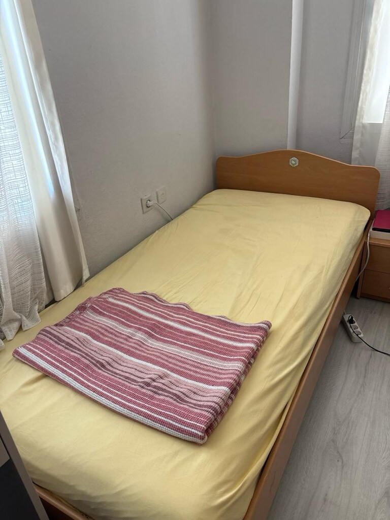 Tek kişilik yatak