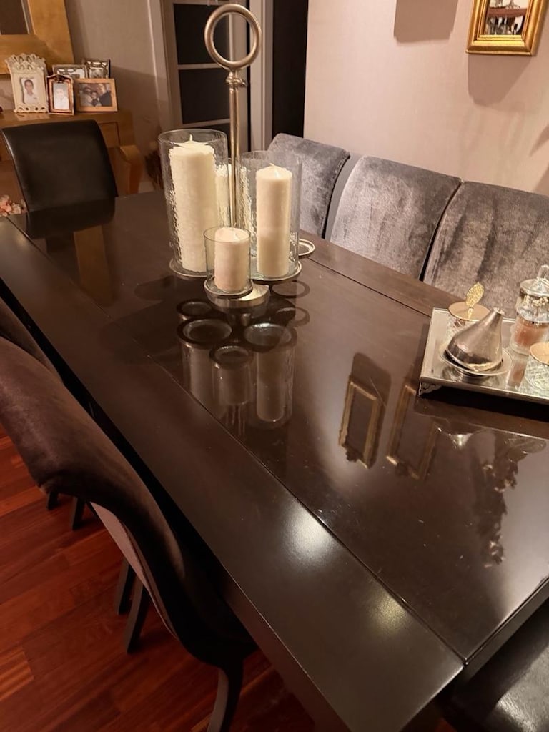 8 sandalyeli Kahverengi Yemek takımı çizikleri var - 2
