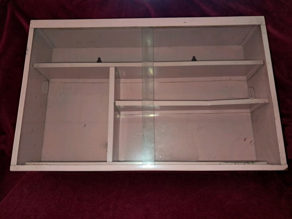 ESKİLERDEN METAL ECZA DOLABI