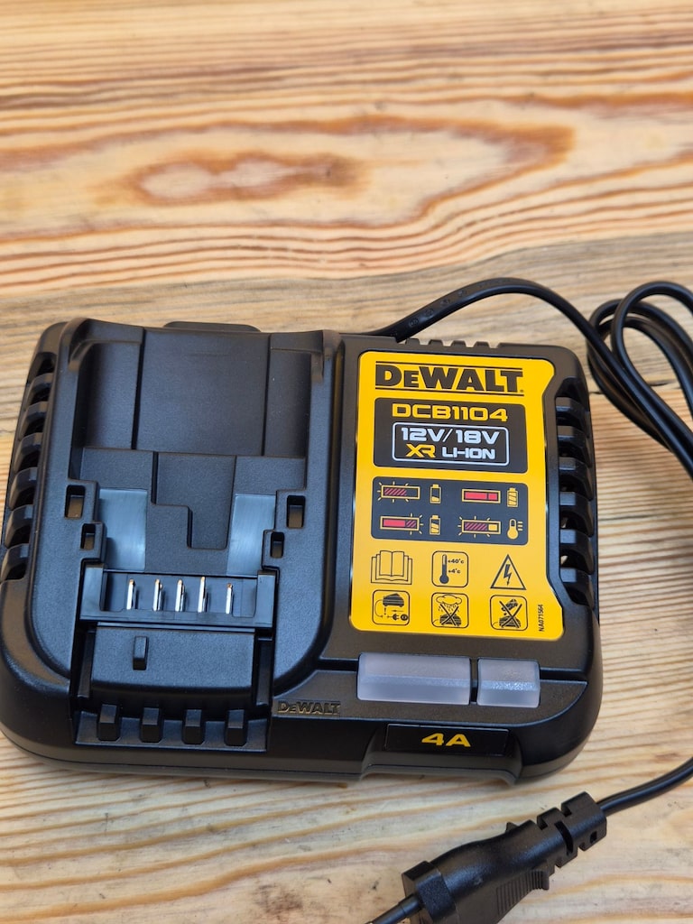 Dewalt DCB1104 18V Li-ion Akü Şarj Cihazı Sıfır hiç kullanılmadı - 3