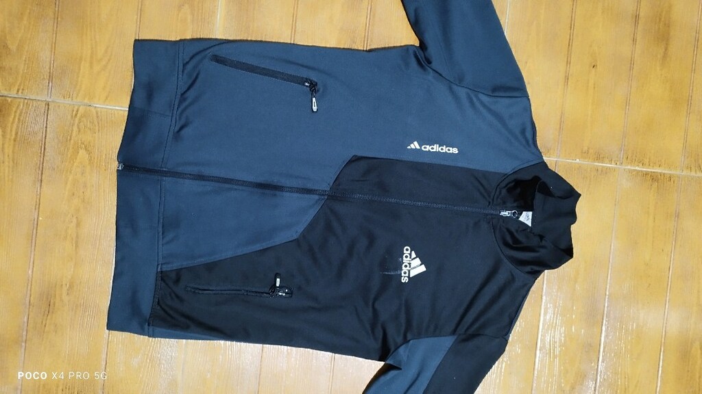 #Adidas Likralı mont..Önde leke ve yan cep fermuarın biri bozuk
