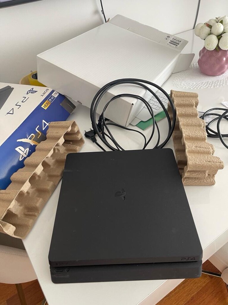 playstation 4 slim 1 TB - 4