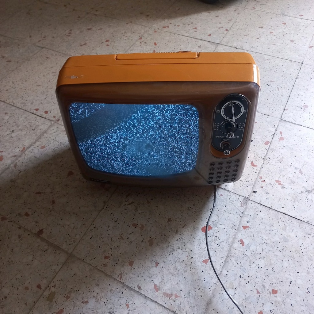 turuncu siyah beyaz tv - 8